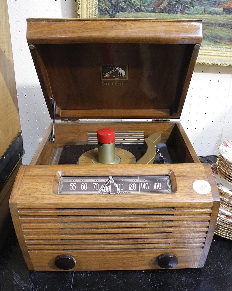 RCA Victor Super Hebrodyne 9Y5 Radio Turntable (glazing noted). (1 of 2)