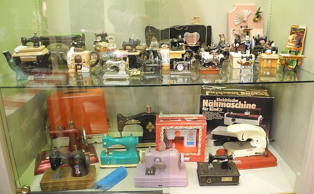 Collection of Model & Toy Sewing Machines. (1 of 5)