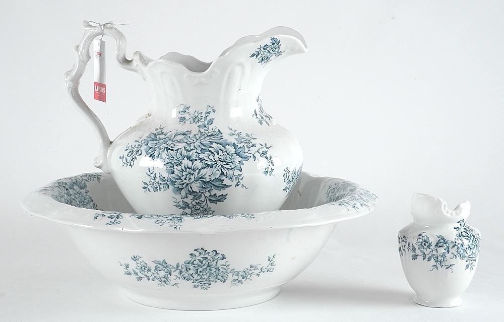 New Wharf Pottery Royal Semi Porcelain Pitcher & Basin Set. (1 of 2)