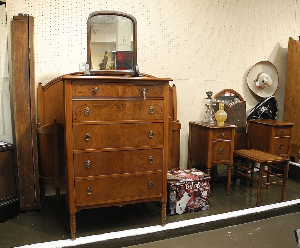 Canadian Walnut 4 Piece Bedroom Suite & Shaving Mirror. (1 of 4)