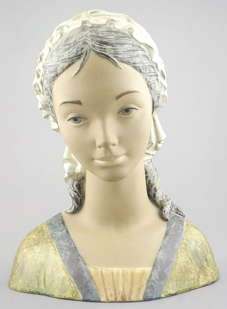 Lladro Bust of a Young Woman. (1 of 4)