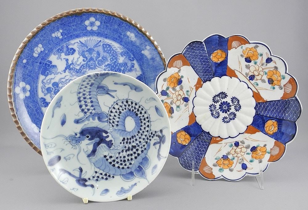3 Japanese Porcelain Dishes, 6 3/8" - 9 5/8" Diameter.: 3 Japanese Porcelain Dishes, 6 3/8" - 9 5/8" Diameter.