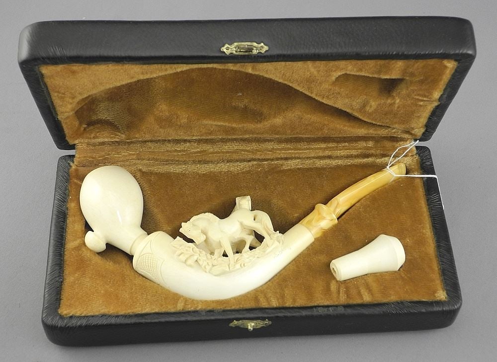 Caron Meerschaum Pipe with Case. (1 of 5)