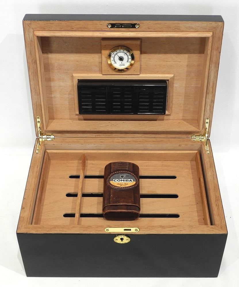 Cohiba Habana Cuba Black Lacquer Humidor, 6 3/8 x 13 5/8 x 9 1/2".: Cohiba Habana Cuba Black Lacquer Humidor, 6 3/8 x 13 5/8 x 9 1/2".