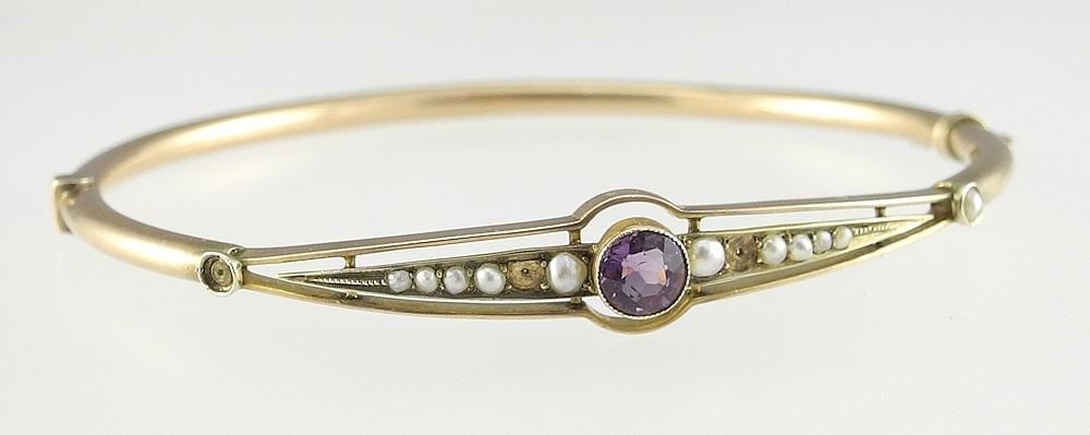 9c Gold Bangle Set with Amethyst & Seed Pearls, 5.96g.: 9c Gold Bangle Set with Amethyst & Seed Pearls, 5.96g.