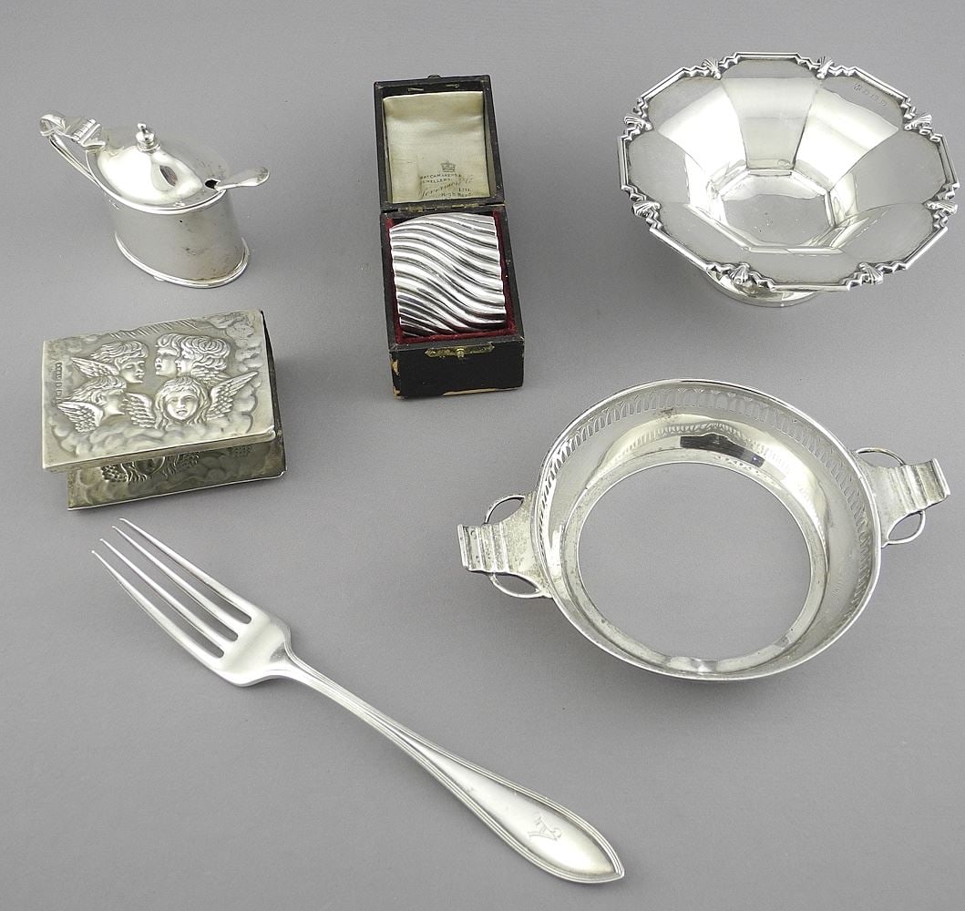Collection of Hallmarked Silver Sundries" Cherub Chair / Mustard / Asprey, 5pcs., 293g.: Collection of Hallmarked Silver Sundries" Cherub Chair / Mustard / Asprey, 5pcs., 293g.