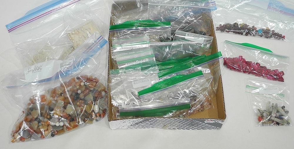 Collection of Hardstone & Glass Beads: Agate / Bloodstone / Quartz / Amethyst.: Collection of Hardstone & Glass Beads: Agate / Bloodstone / Quartz / Amethyst.