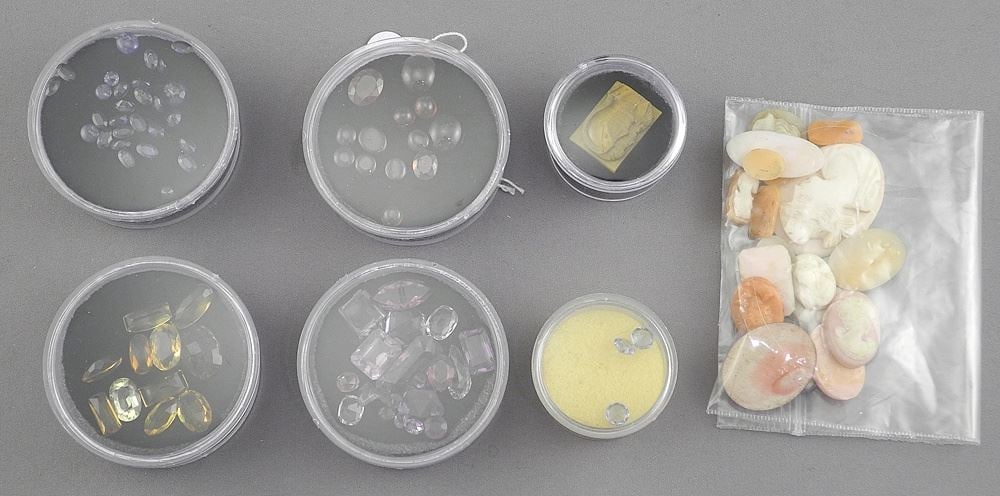 Collection of Semi-Precious Stones: Sapphire / Amethyst / Topaz / Garnet: Collection of Semi-Precious Stones: Sapphire / Amethyst / Topaz / Garnet