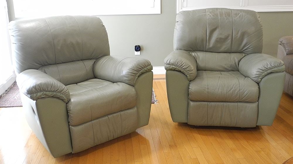 Pair of Moss Green Rocker Recliners, 39" w: Pair of Moss Green Rocker Recliners, 39" w