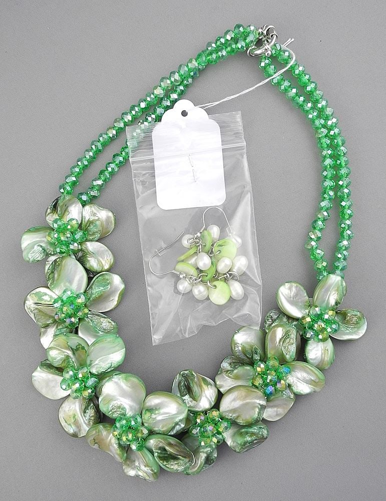 Green Austrian Crystal Pearl & Mother of Pearl Necklace (16"L) & Earrings.: Green Austrian Crystal Pearl & Mother of Pearl Necklace (16"L) & Earrings.