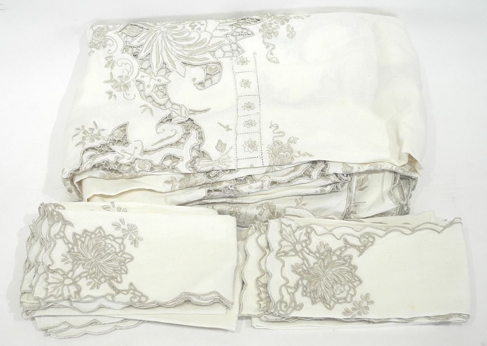 Liner Cutwork Table Cloths & Serviettes. (1 of 2)