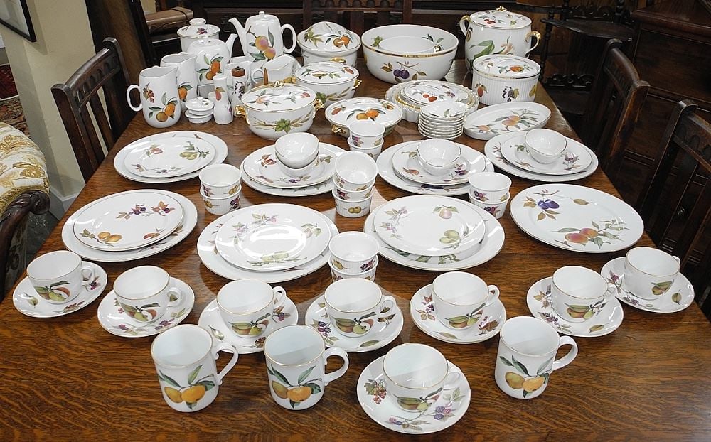 Large Royal Worchester "Evesham" Part Dinner Service (1 of 4)