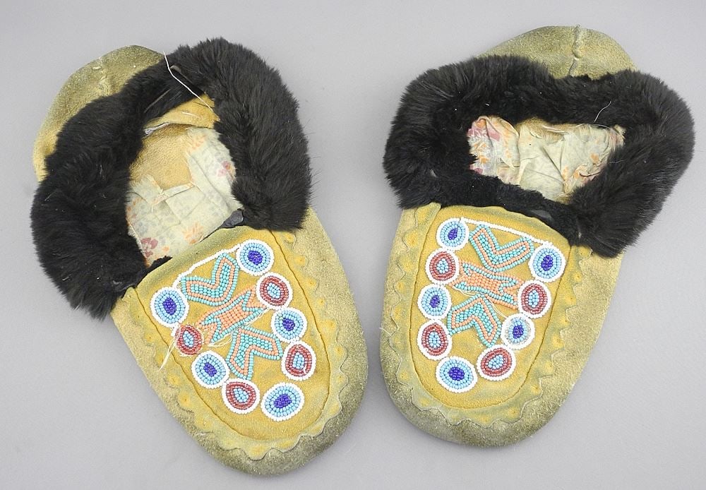 Pair of First Nations Beaded Moccasins.: Pair of First Nations Beaded Moccasins.