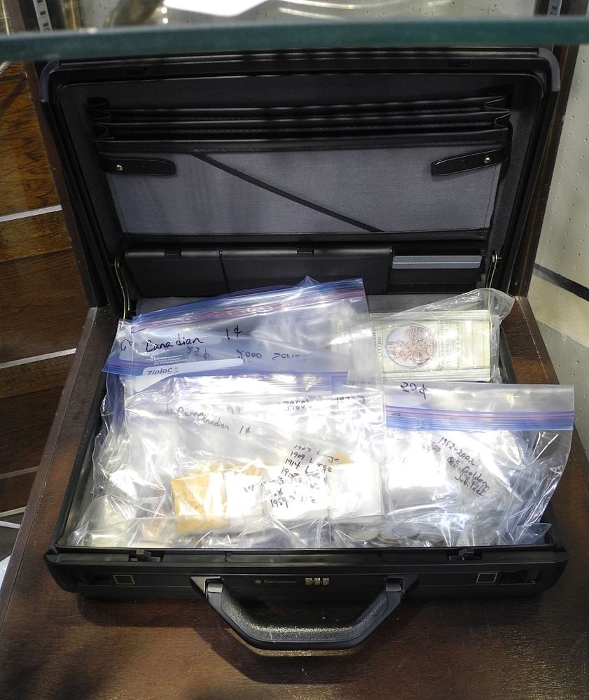 Collection of Canadian Coins: Quarters/Nickels/Pennys Including International. (1 of 13)