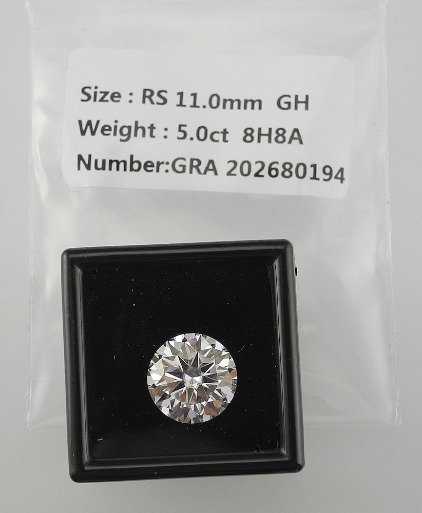 5ct Loose Moissanite with Certificate of Authenticity.: 5ct Loose Moissanite with Certificate of Authenticity.
