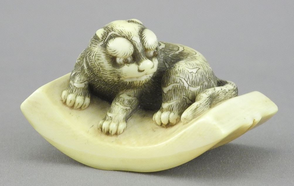 Japanese Netsuke: Grumpy Reclining Cat, 1 3/4"w, 26.4g, NO EXPORT. (1 of 5)