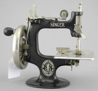 1920's Mini Singer Sewing Machine, 7".: 1920's Mini Singer Sewing Machine, 7".