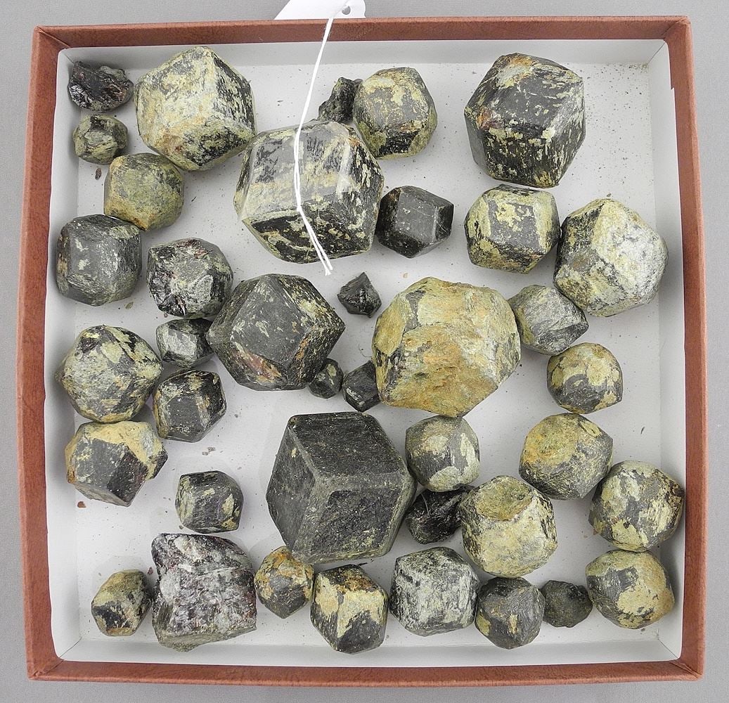 Collection of Natural Rough Red Garnet Crystals, Approximately 1350g.: Collection of Natural Rough Red Garnet Crystals, Approximately 1350g.