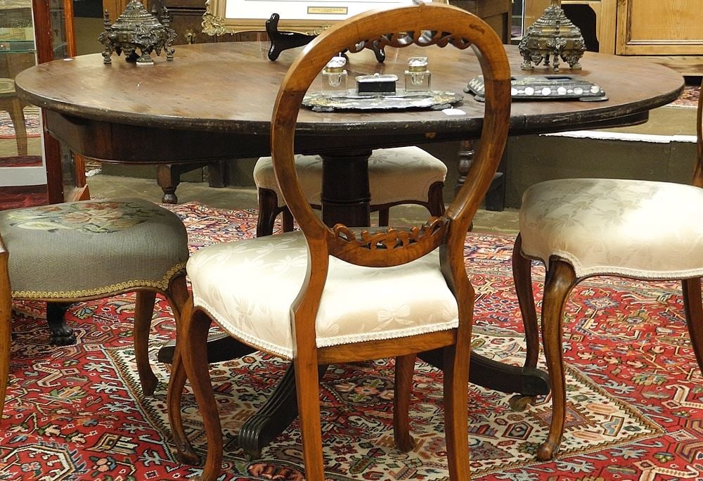 Georgian Mahogany Pedestal Table, 51 1/4" Diameter.: Georgian Mahogany Pedestal Table, 51 1/4" Diameter.