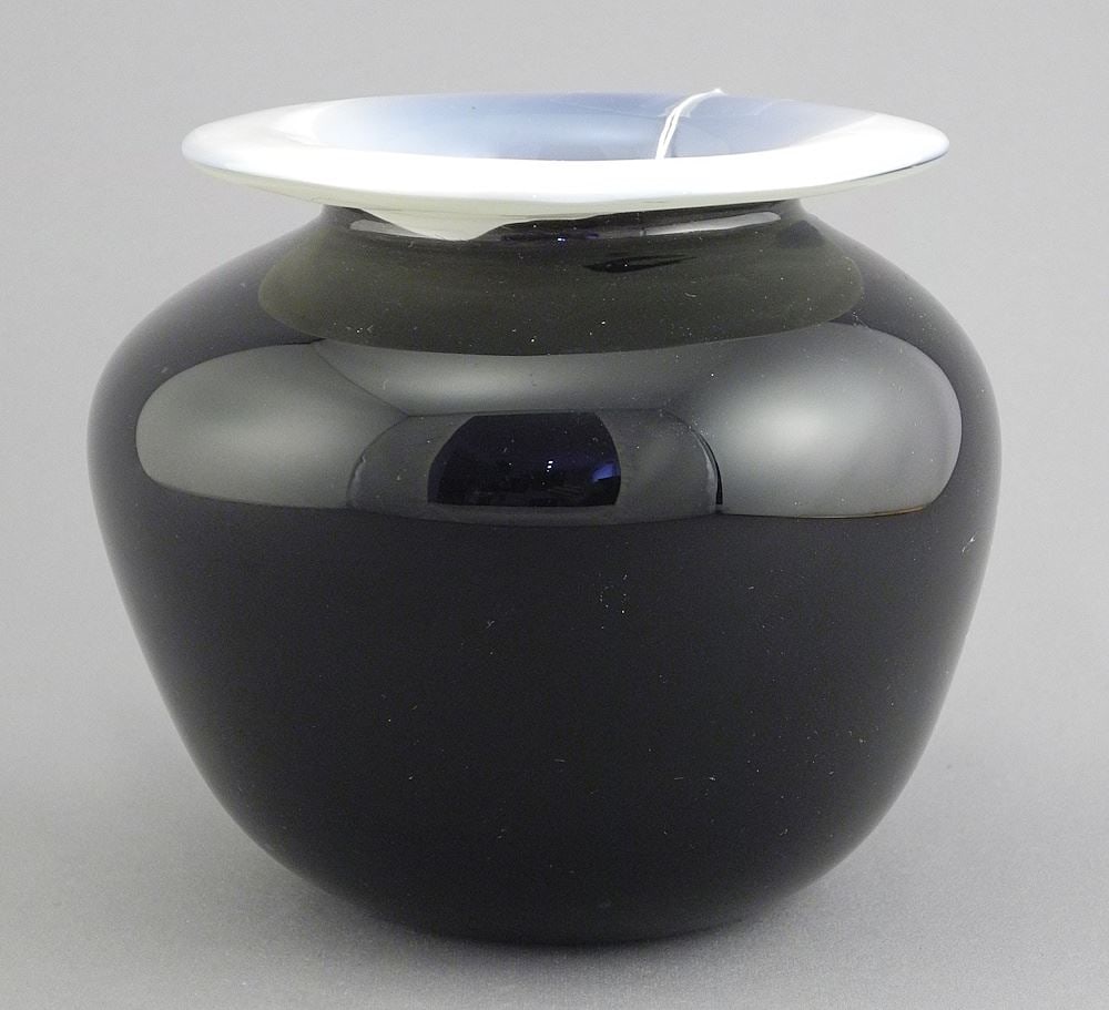 Blown Glass Vase signed Lisa (Samphire) 1987, 4 1/2"h.: Blown Glass Vase signed Lisa (Samphire) 1987, 4 1/2"h.