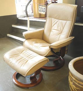 Ekornes Stressless Lounge Chair & Foot Stool.: Ekornes Stressless Lounge Chair & Foot Stool.