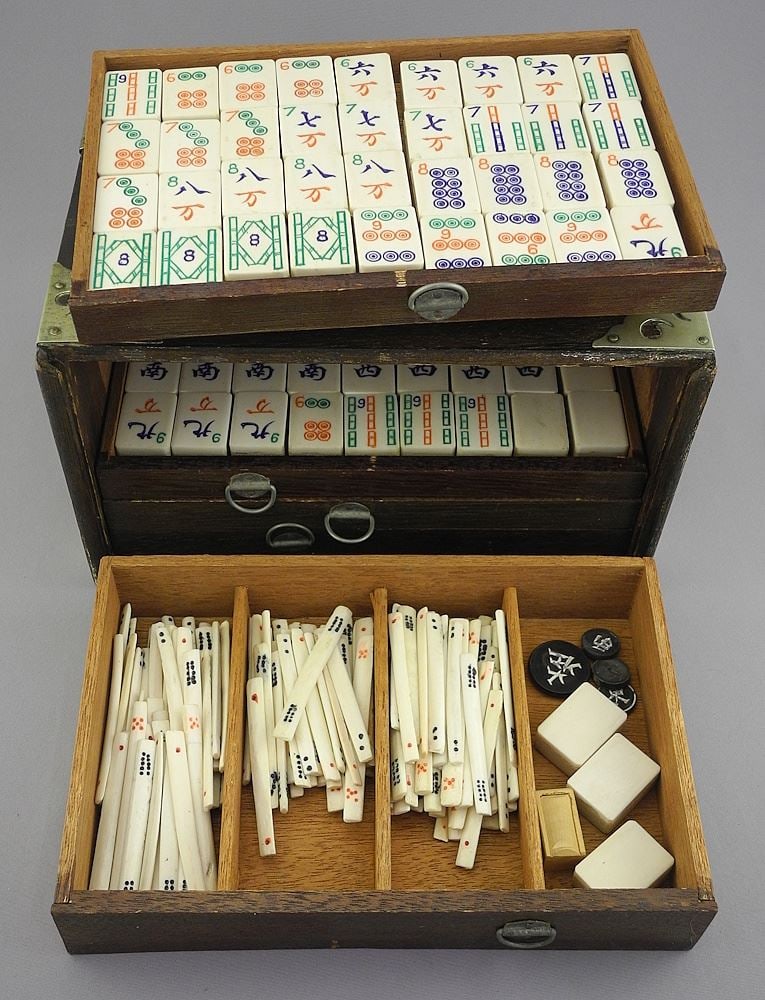 Cased Mah Jong Set, Bone & Bamboo Tiles, 5 1/4 x 9 1/2 x 6 5/8".: Cased Mah Jong Set, Bone & Bamboo Tiles, 5 1/4 x 9 1/2 x 6 5/8".