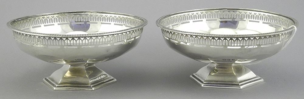 Pair of Hallmarked Silver Footed Bowls, 4 3/8" Diameter, 152g.: Pair of Hallmarked Silver Footed Bowls, 4 3/8" Diameter, 152g.