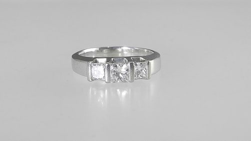 See the things that shine out as the perfect gift. Fine jewelry, diamonds, emeralds, precious stones, watches, Sterling and Continental silver, metalworks and objets d'art.