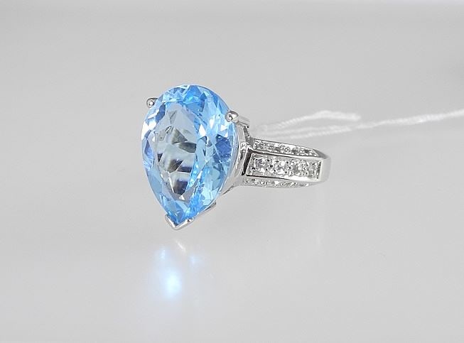 Sterling (marked 925) Swiss Blue Topaz Ring, Size 7, 6.7g.: Sterling (marked 925) Swiss Blue Topaz Ring, Size 7, 6.7g.