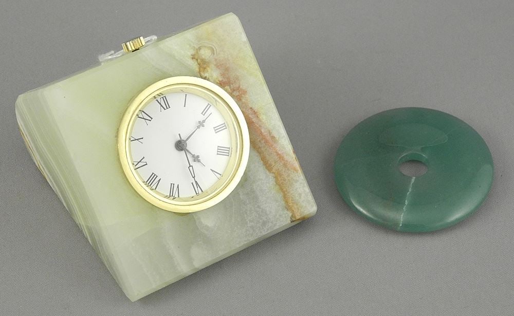 Onyx Table Clock with Swiss Movement (1 5/8"h) & Jade Bi Disc, 1 5/8"h.: Onyx Table Clock with Swiss Movement (1 5/8"h) & Jade Bi Disc, 1 5/8"h.