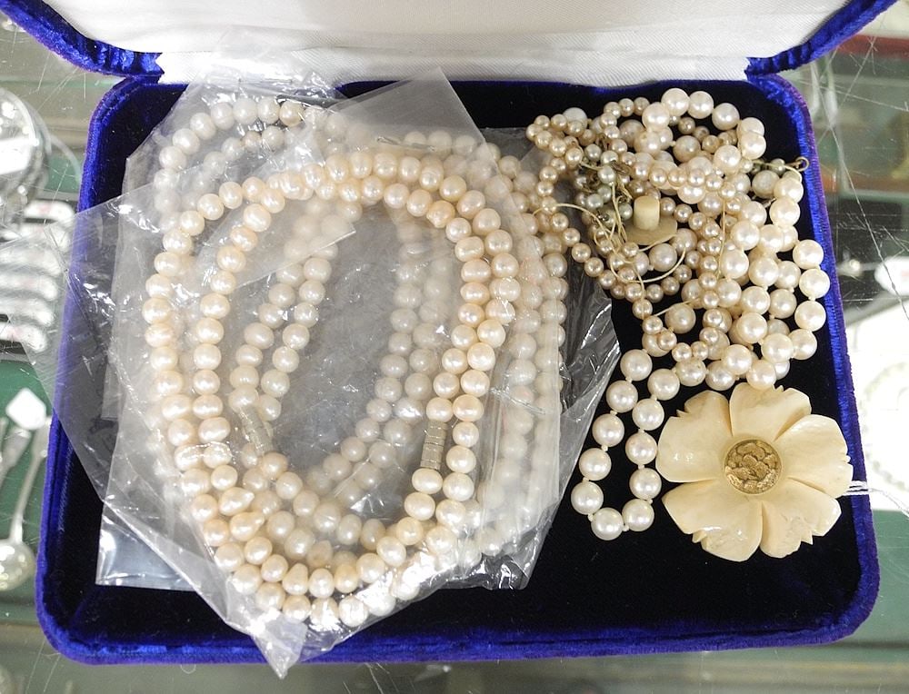 Colection of Pearl Jewelry Items: Bracelets/Necklace/Brooch, NO EXPORT: Colection of Pearl Jewelry Items: Bracelets/Necklace/Brooch, NO EXPORT