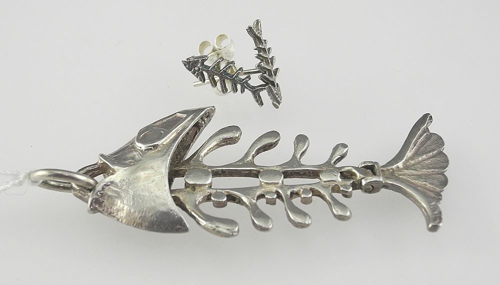 900 Silver (marked) "Fishbones" Pendant (2 1/4"h, 9.7g) with Similar Earrings, 0.8g.: 900 Silver (marked) "Fishbones" Pendant (2 1/4"h, 9.7g) with Similar Earrings, 0.8g.
