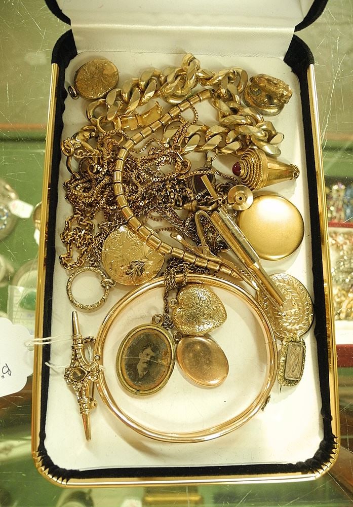 Collection of Jewelry Items Incl. Lockets, Bracelet, Chains, Tie Clip, etc.: Collection of Jewelry Items Incl. Lockets, Bracelet, Chains, Tie Clip, etc.