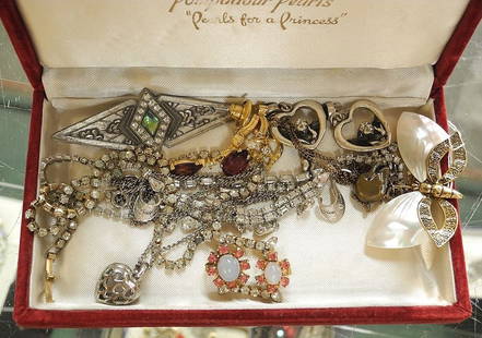 Collection of Jewelry Items Incl. Broock, Necklace, Earrings etc.: Collection of Jewelry Items Incl. Broock, Necklace, Earrings etc.