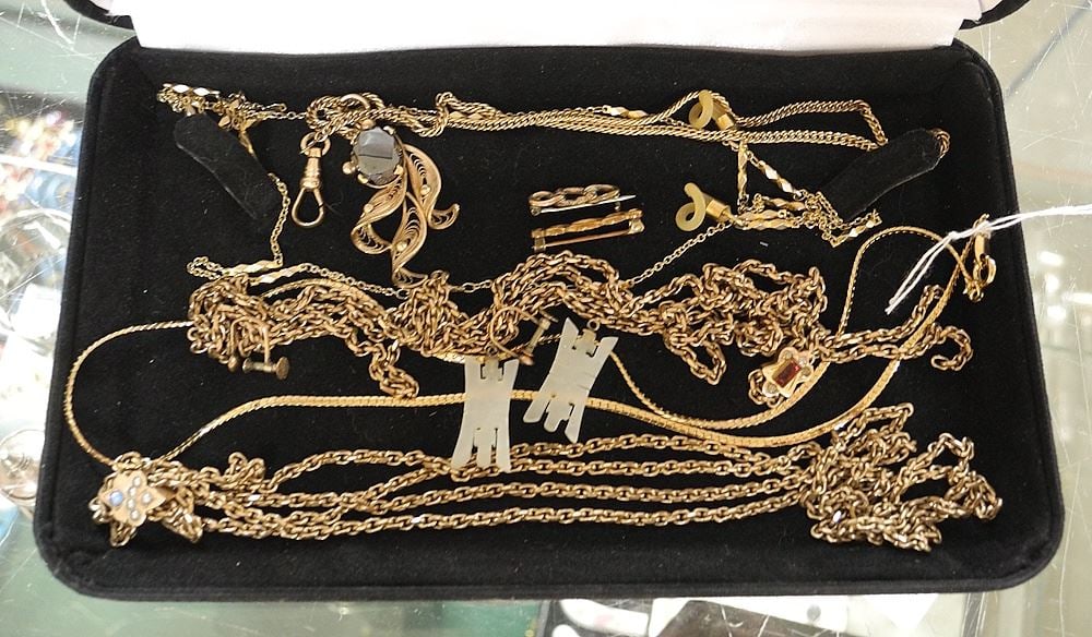 Collection of Jewelry Items Incl. Chains, Pins, etc.: Collection of Jewelry Items Incl. Chains, Pins, etc.