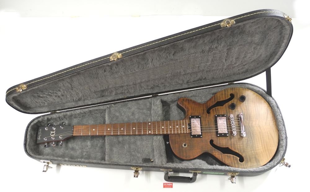 Harley Benton Aeolus Electric Guitar (21) 75753BAD00046 with Hard Case.: Harley Benton Aeolus Electric Guitar (21) 75753BAD00046 with Hard Case.