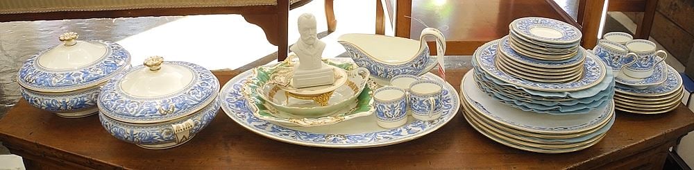 Set of Wedgwood Blue Florentine Dinner China & China Bric-a-brac.: Set of Wedgwood Blue Florentine Dinner China & China Bric-a-brac.