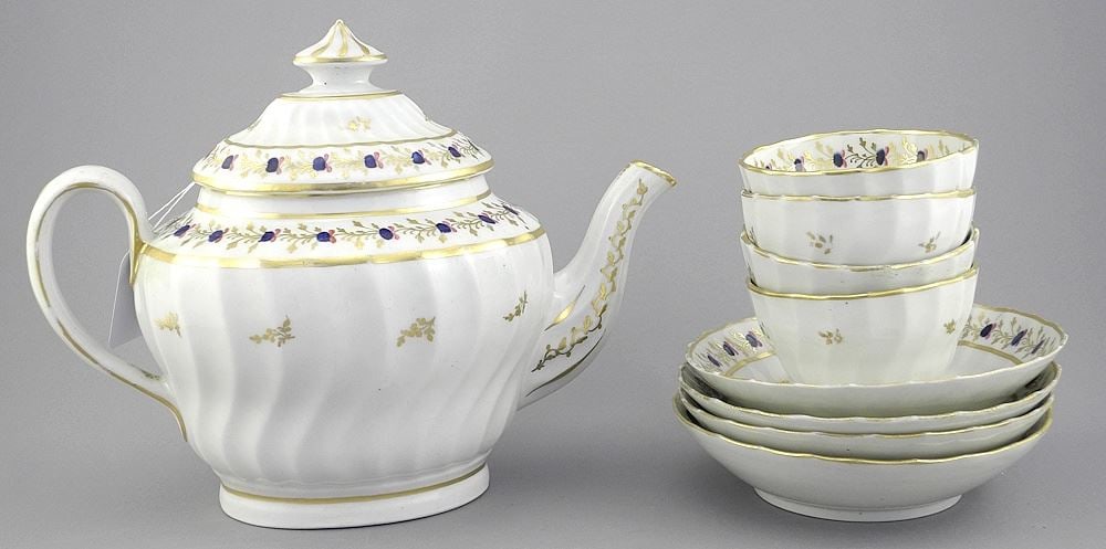 Chamberlains Worcester Teapot with Four Matching Tea Bowls & Saucers, 7"h.: Chamberlains Worcester Teapot with Four Matching Tea Bowls & Saucers, 7"h.