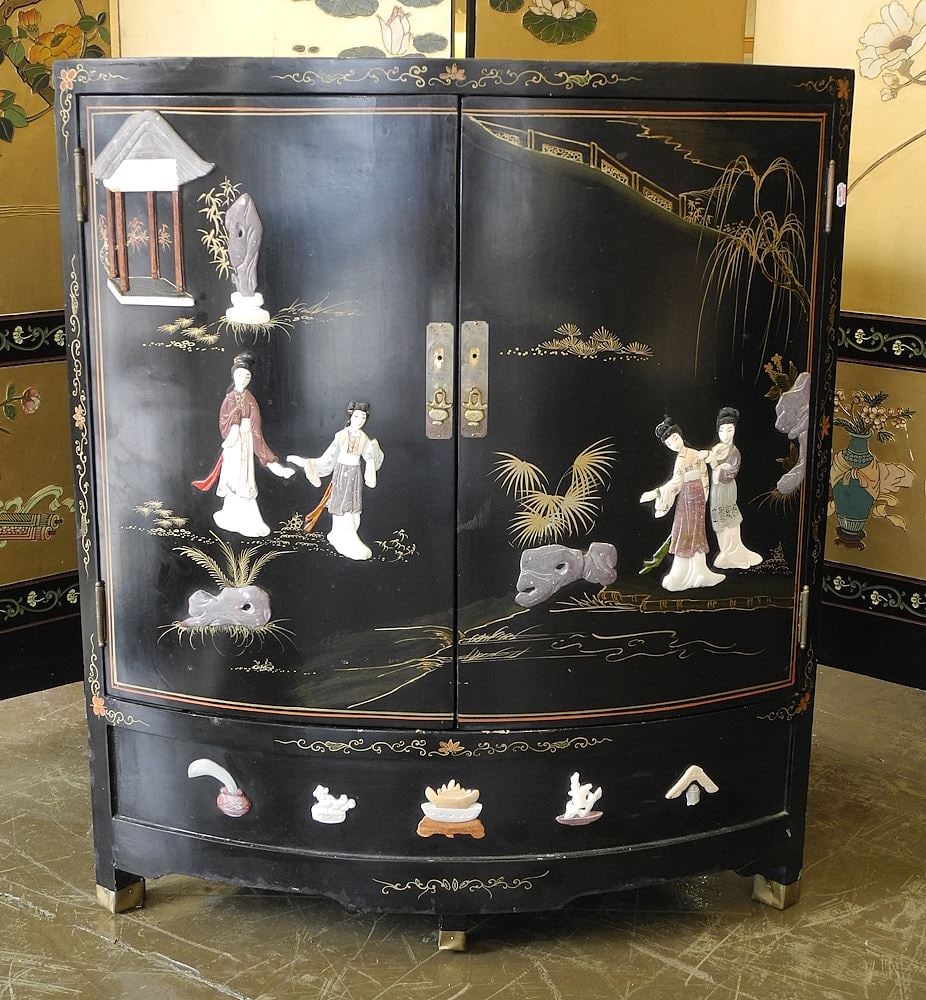 Chinese Coromandel Corner Cabinet. (1 of 4)