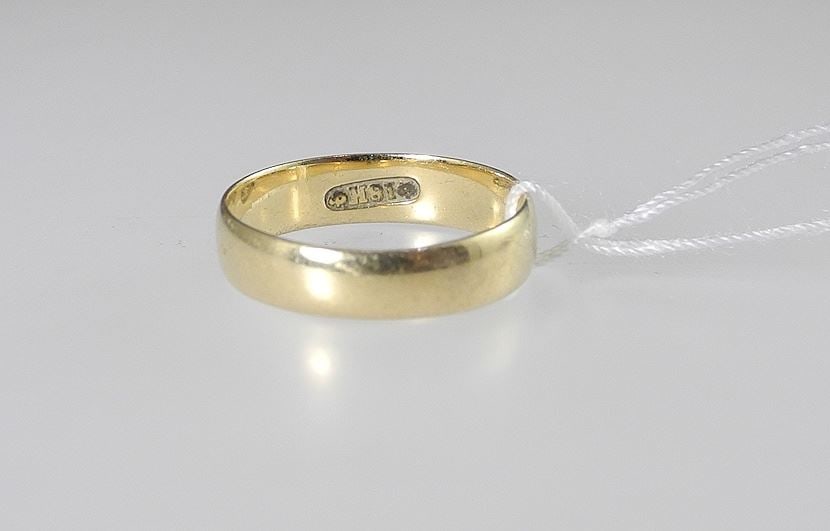 18K (marked) Gold Ring Band, Size 7, 2.7g. (1 of 3)