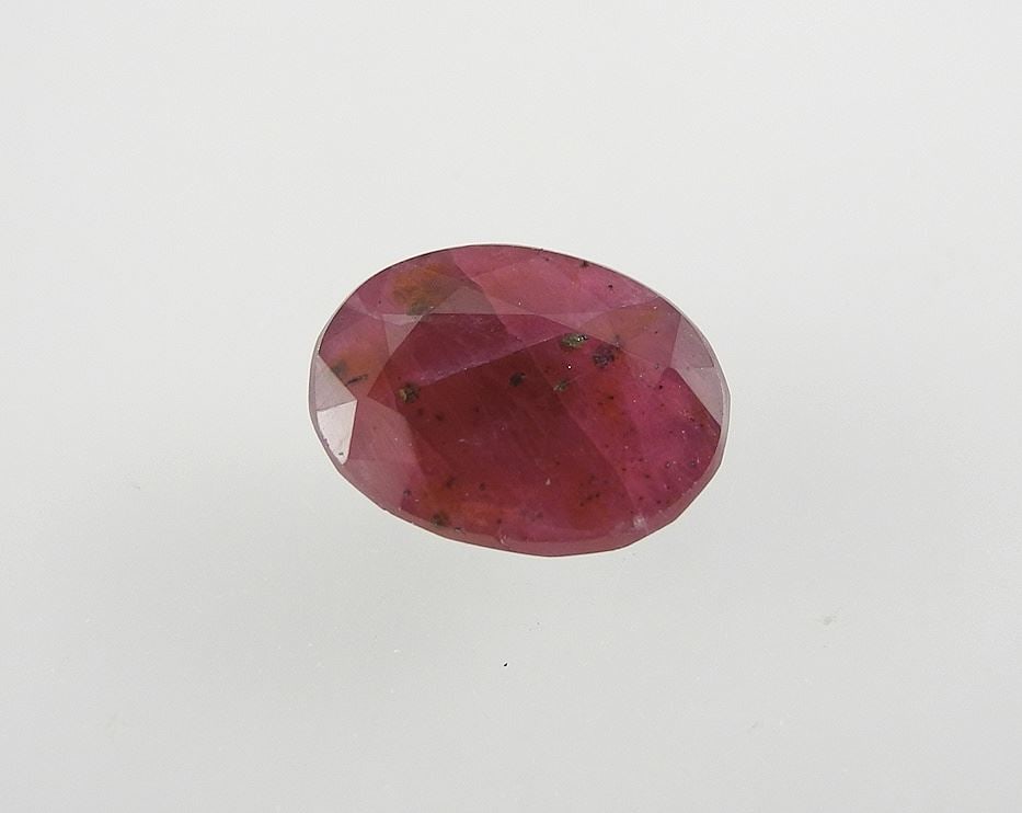 2.95ct Oval Cut Ruby Gemstone ($5,900 Appraisal). (1 of 3)