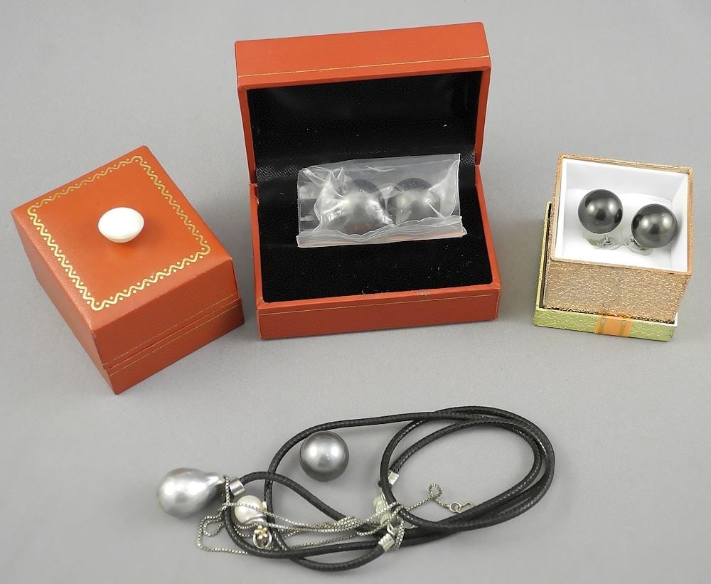 Collection of Black & Other Pearl Items: Earrings/Necklace etc.: Collection of Black & Other Pearl Items: Earrings/Necklace etc.