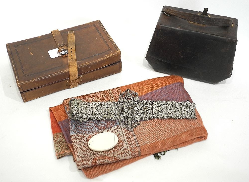 Gent's & Ladies Dressing Cases with White Metal Belt/Cashmere Paisley /Mirror.: Gent's & Ladies Dressing Cases with White Metal Belt/Cashmere Paisley /Mirror.