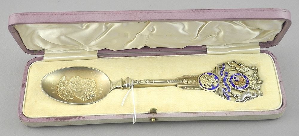 Hallmarked Silver "Silver Jubilee 1935" Spoon: T&S/Birmingham/8 1/4"L, with Case, .102g.: Hallmarked Silver "Silver Jubilee 1935" Spoon: T&S/Birmingham/8 1/4"L, with Case, .102g.