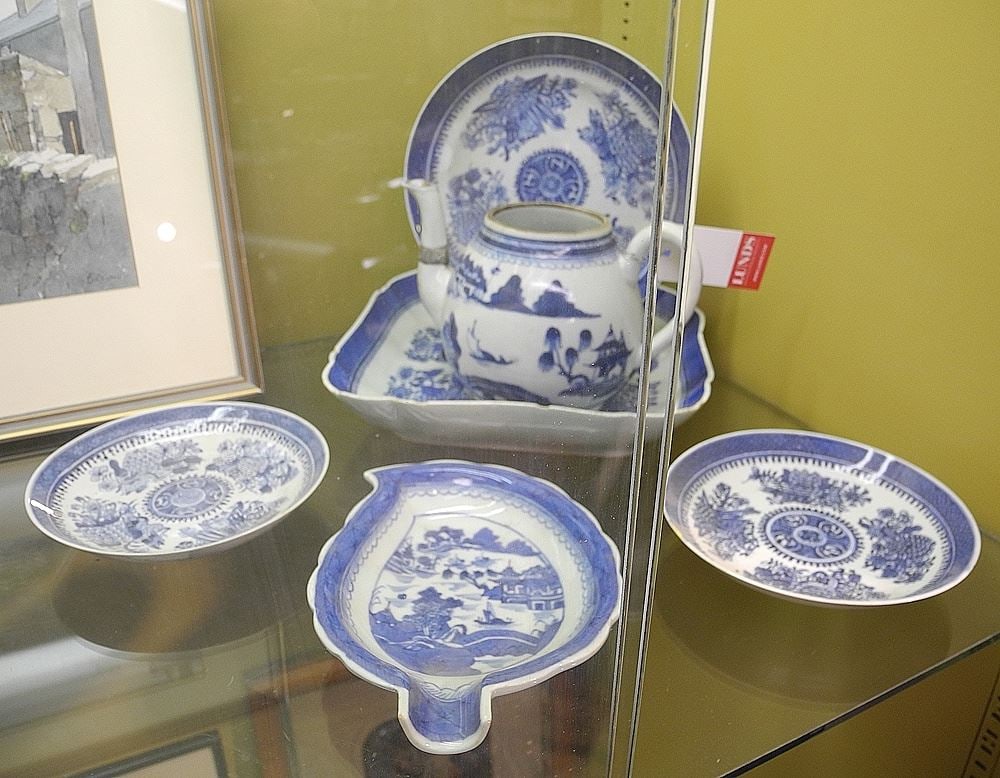Collection of Chinese Blue & White Porcelain: Fitzhugh/Dish/Pot (no lid).: Collection of Chinese Blue & White Porcelain: Fitzhugh/Dish/Pot (no lid).