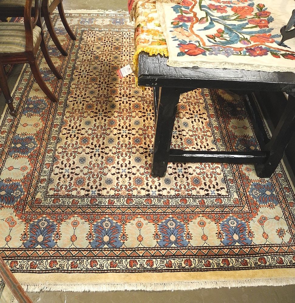 Hand Knotted Persian Carpet Approximately 6' x 9'.: Hand Knotted Persian Carpet Approximately 6' x 9'.