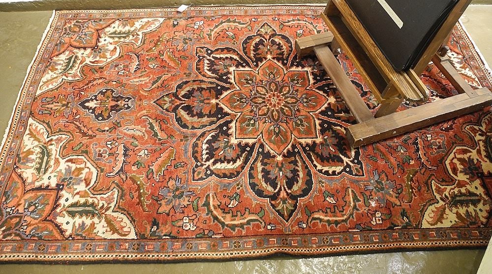 Hand Knotted Heriz Carpet Approximately 4'11" x 7'11". (1 of 3)