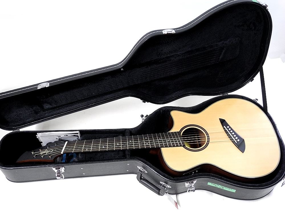 Agile Renaissance X Acoustic Guitar AA0056 with Hard Case.: Agile Renaissance X Acoustic Guitar AA0056 with Hard Case.