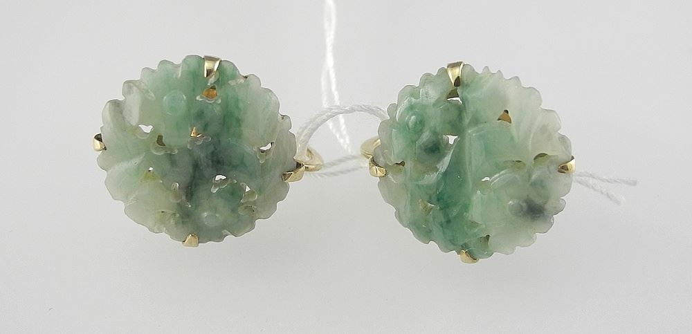 Chinese "Moss in Snow" Pierced Jade & 10K Gold Screw Back Earrings, 17mm TW 4.6g.: Chinese "Moss in Snow" Pierced Jade & 10K Gold Screw Back Earrings, 17mm TW 4.6g.