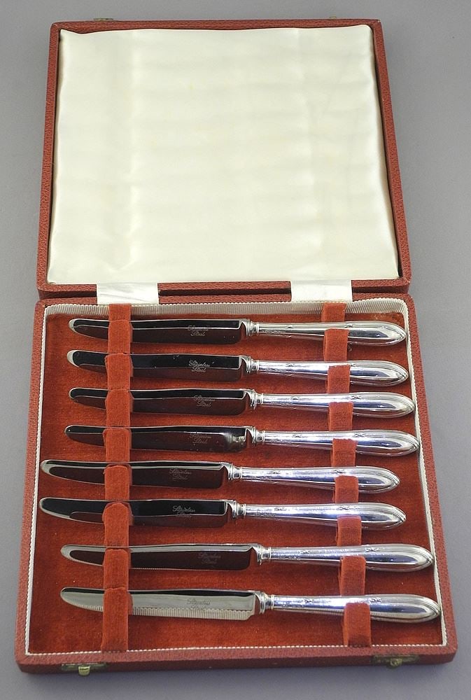 Hallmarked Silver Set of Eight Butter Knives in Case. (1 of 4)